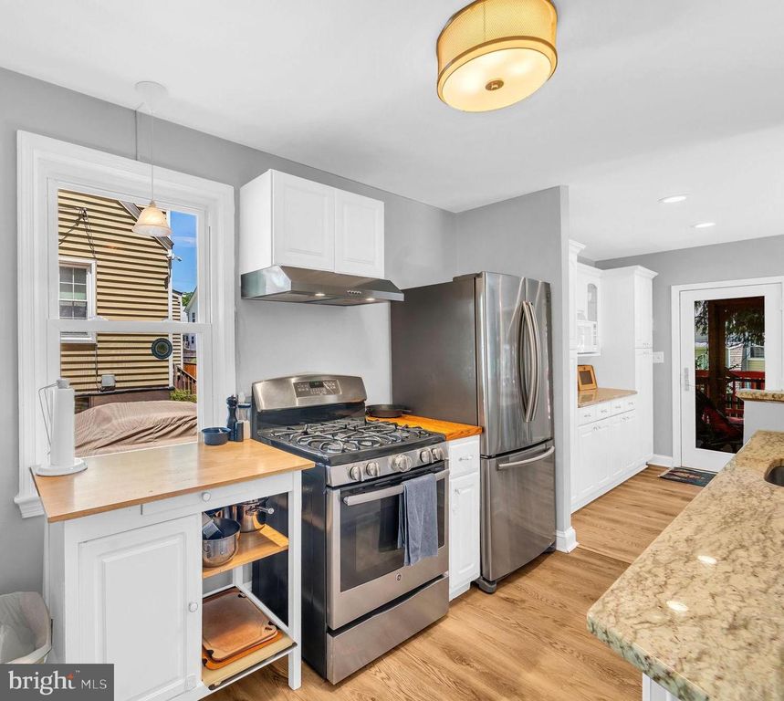 Image 9 of property listing at 10817 MADISON ST, Kensington, MD 20895