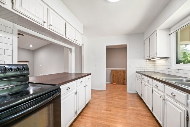 4034 N Danbury St, Bel Aire, KS 67220