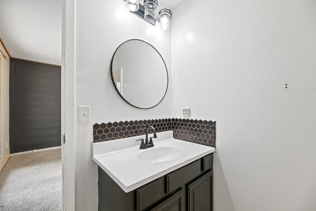 4034 N Danbury St, Bel Aire, KS 67220