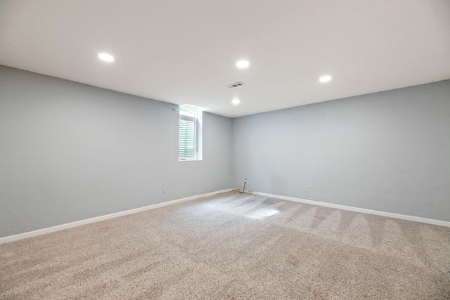 4034 N Danbury St, Bel Aire, KS 67220