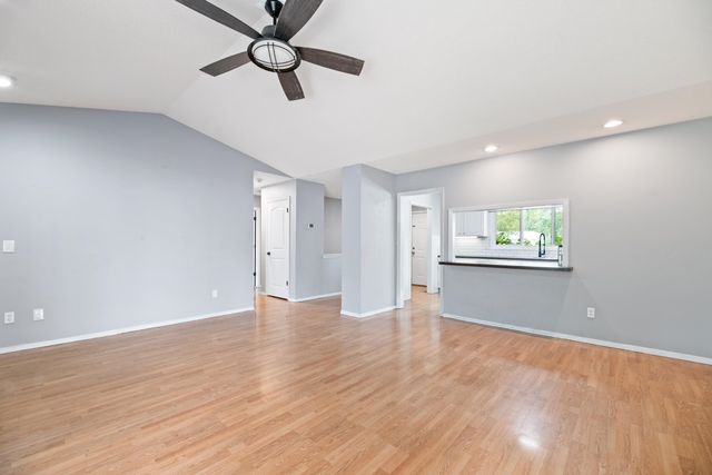 4034 N Danbury St, Bel Aire, KS 67220