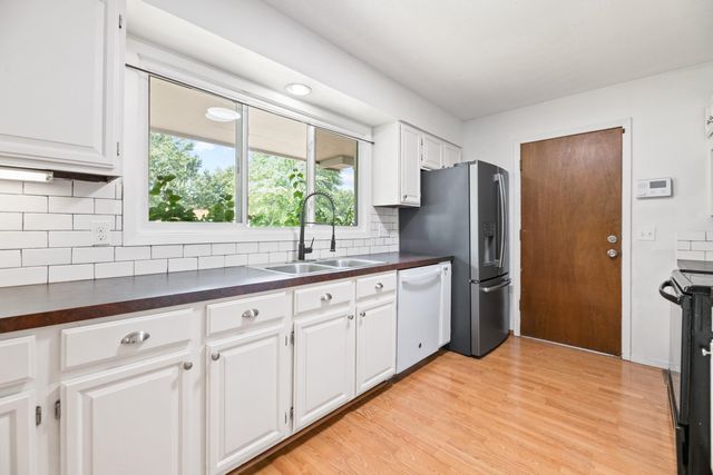 4034 N Danbury St, Bel Aire, KS 67220