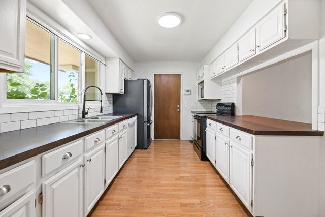 4034 N Danbury St, Bel Aire, KS 67220