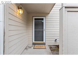 251 Ne VILLAGE SQUIRE Ave 15, Gresham, OR 97030