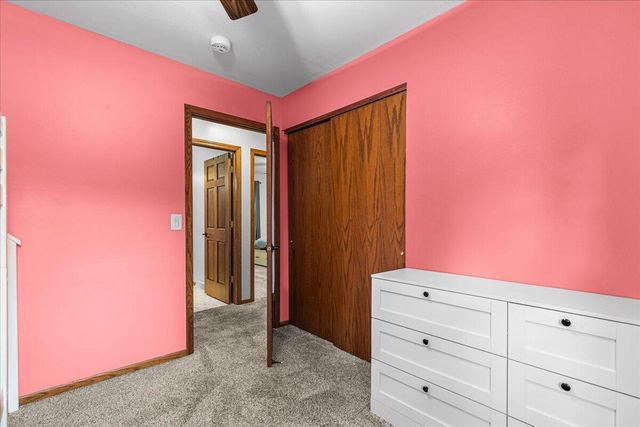 819 Kings Ridge COURT E, West Bend, WI 53090