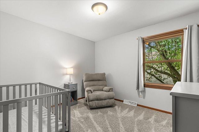 819 Kings Ridge COURT E, West Bend, WI 53090