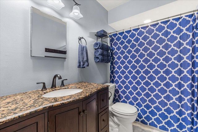 819 Kings Ridge COURT E, West Bend, WI 53090