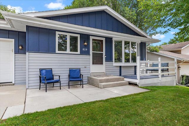 819 Kings Ridge COURT E, West Bend, WI 53090