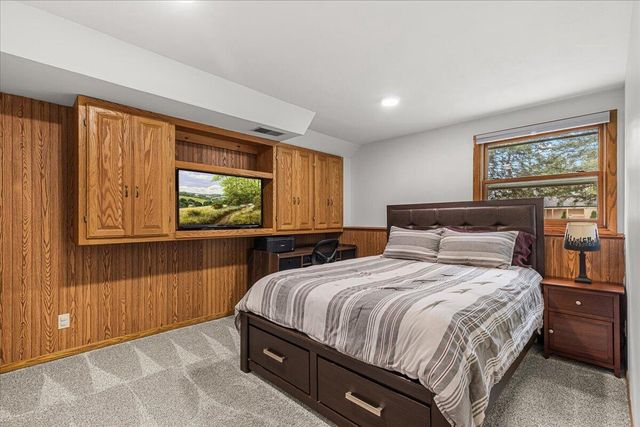 819 Kings Ridge COURT E, West Bend, WI 53090