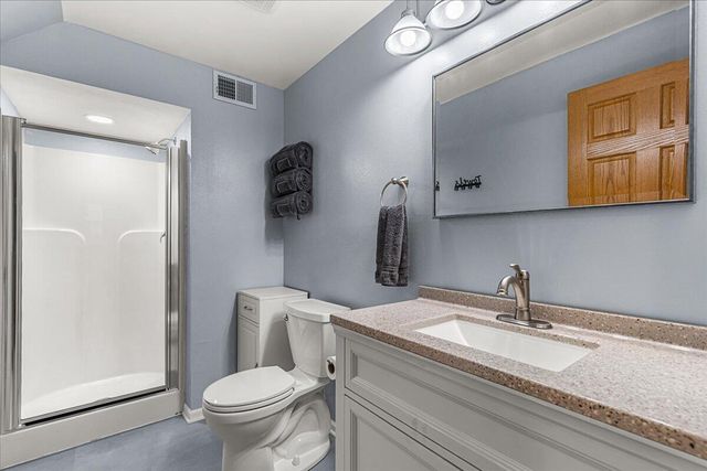 819 Kings Ridge COURT E, West Bend, WI 53090