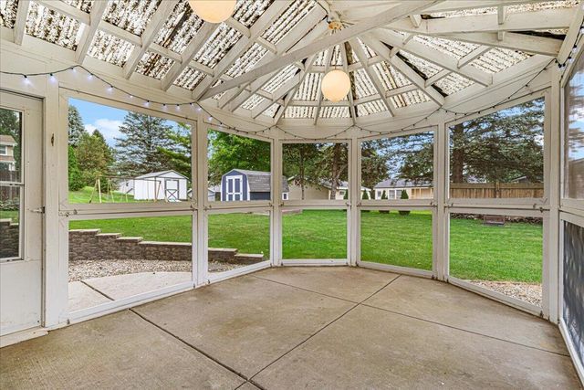 819 Kings Ridge COURT E, West Bend, WI 53090