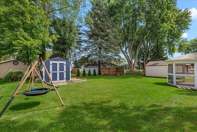 819 Kings Ridge COURT E, West Bend, WI 53090