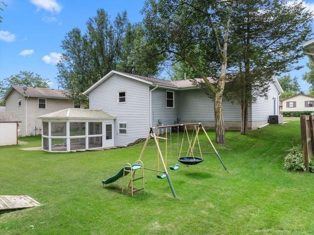 819 Kings Ridge COURT E, West Bend, WI 53090