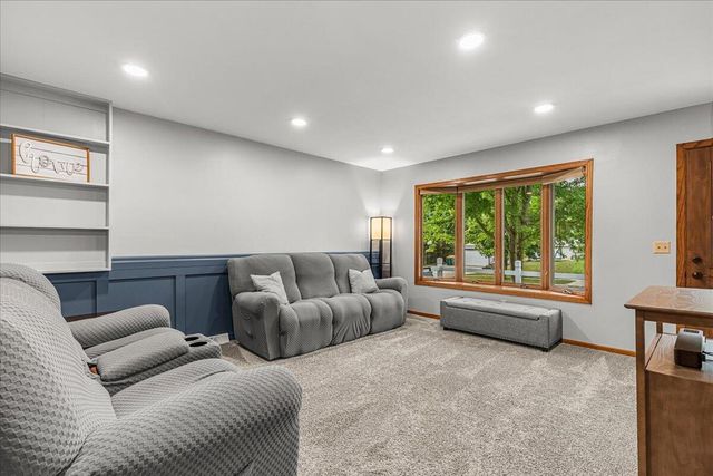819 Kings Ridge COURT E, West Bend, WI 53090