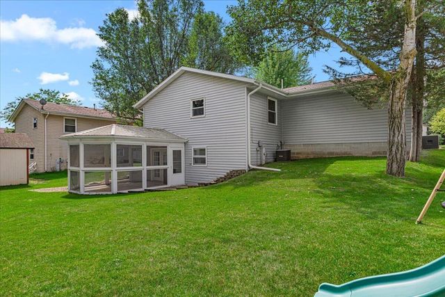 819 Kings Ridge COURT E, West Bend, WI 53090