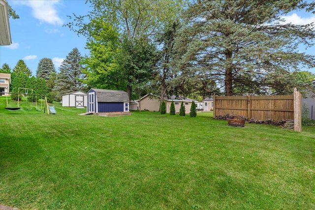 819 Kings Ridge COURT E, West Bend, WI 53090