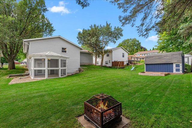 819 Kings Ridge COURT E, West Bend, WI 53090