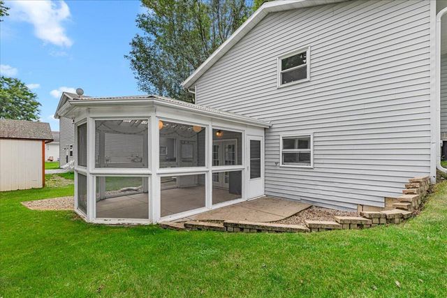 819 Kings Ridge COURT E, West Bend, WI 53090
