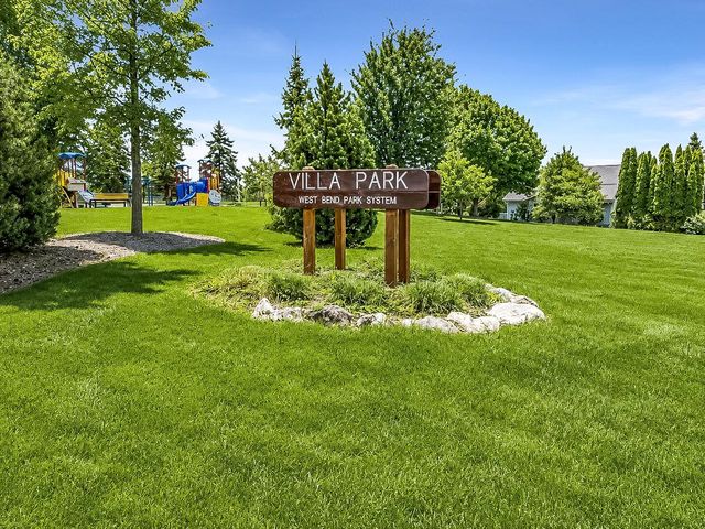819 Kings Ridge COURT E, West Bend, WI 53090