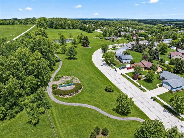 819 Kings Ridge COURT E, West Bend, WI 53090