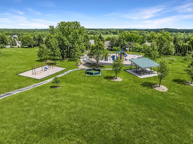 819 Kings Ridge COURT E, West Bend, WI 53090
