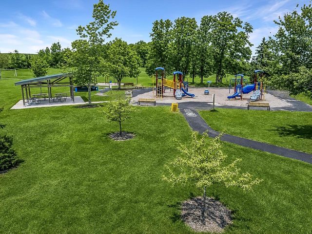 819 Kings Ridge COURT E, West Bend, WI 53090