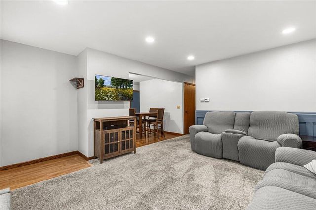 819 Kings Ridge COURT E, West Bend, WI 53090
