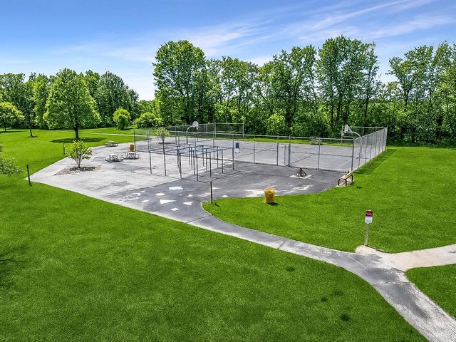 819 Kings Ridge COURT E, West Bend, WI 53090