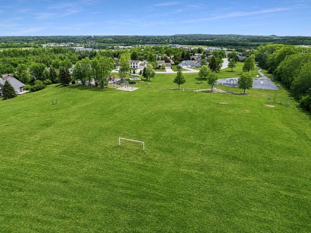 819 Kings Ridge COURT E, West Bend, WI 53090
