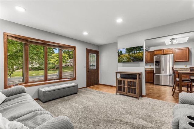 819 Kings Ridge COURT E, West Bend, WI 53090