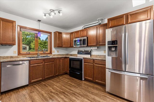 819 Kings Ridge COURT E, West Bend, WI 53090
