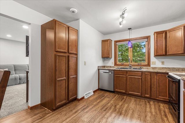 819 Kings Ridge COURT E, West Bend, WI 53090