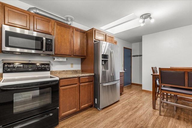 819 Kings Ridge COURT E, West Bend, WI 53090