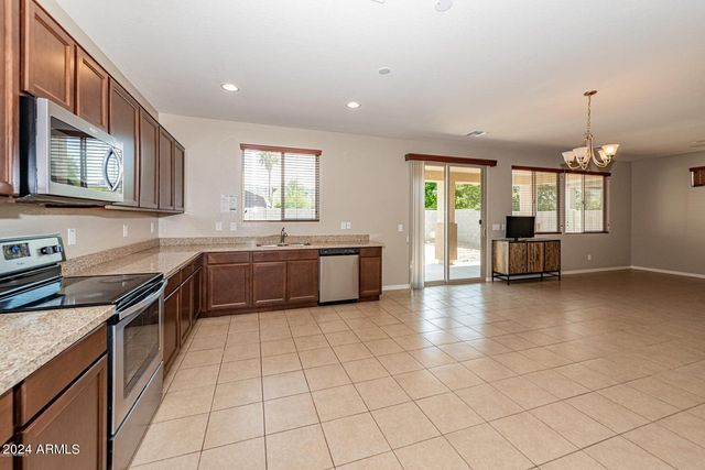 2729 E DUNBAR Drive, Phoenix, AZ 85042