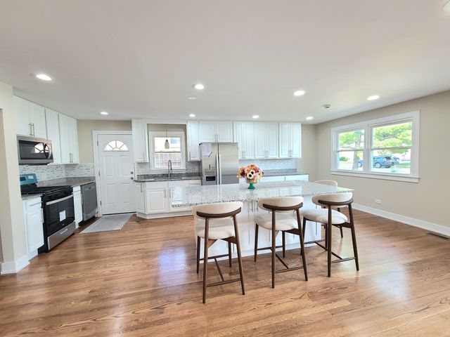 6437 W 82nd Street, Burbank, IL 60459