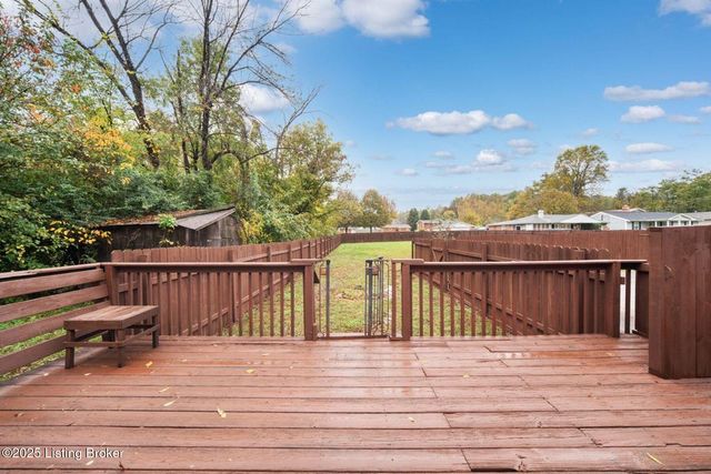 7700 Rosemary Ln, Louisville, KY 40214