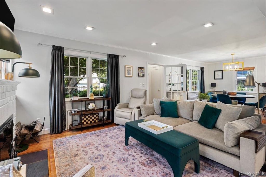 11 Bayside Avenue, Port Washington, NY 11050 — photo 2