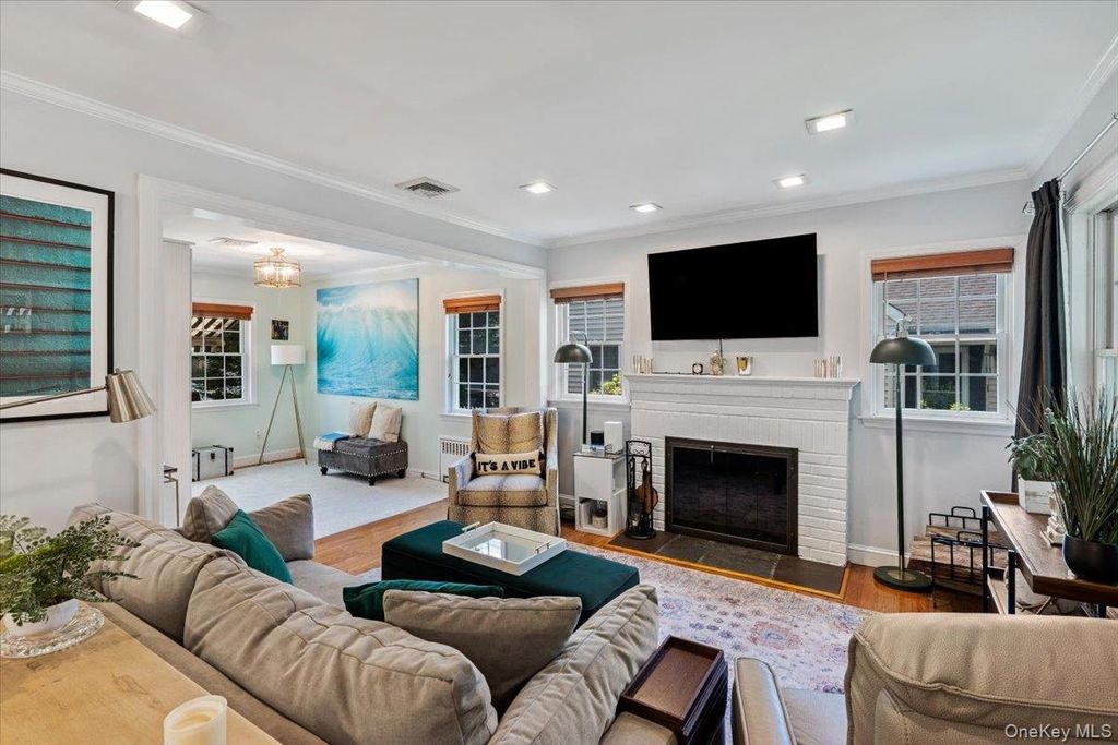 11 Bayside Avenue, Port Washington, NY 11050 — photo 3