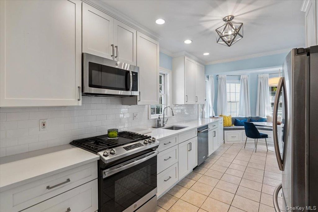 11 Bayside Avenue, Port Washington, NY 11050 — photo 4