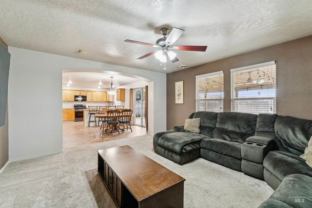 825 W Woodpine St, Meridian, ID 83646