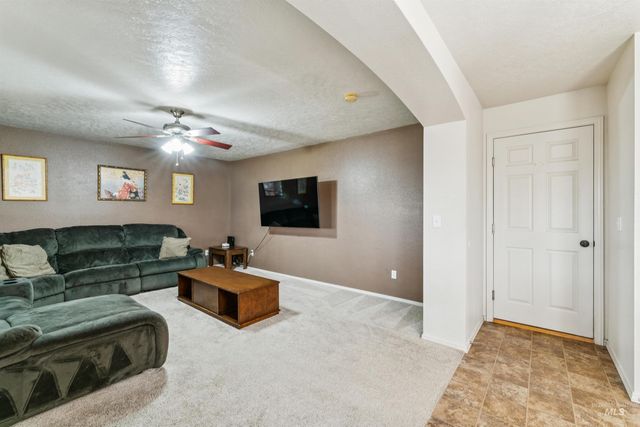 825 W Woodpine St, Meridian, ID 83646