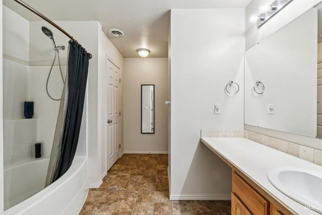 825 W Woodpine St, Meridian, ID 83646