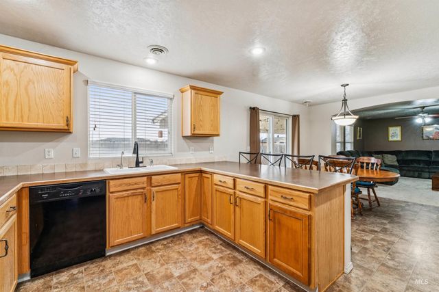 825 W Woodpine St, Meridian, ID 83646