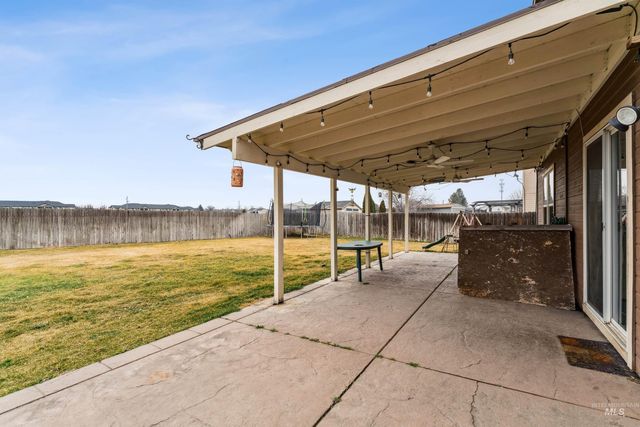 825 W Woodpine St, Meridian, ID 83646