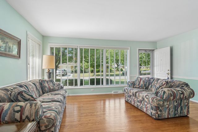 1145 S Haddow Avenue, Arlington Heights, IL 60005