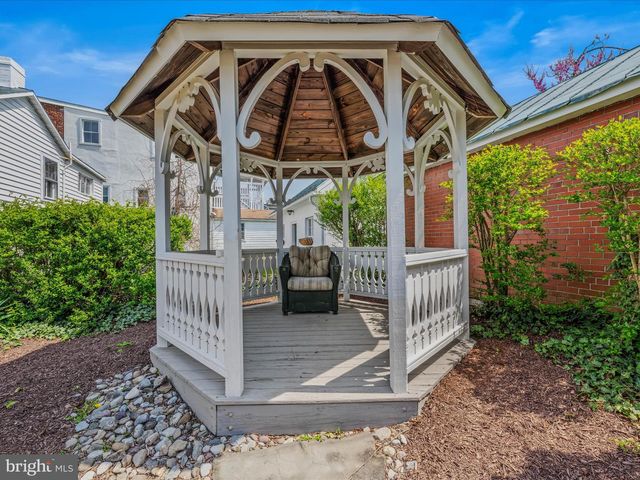 203 S GEORGE ST, Charles Town, WV 25414