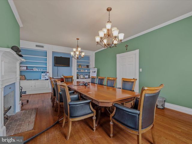 203 S GEORGE ST, Charles Town, WV 25414