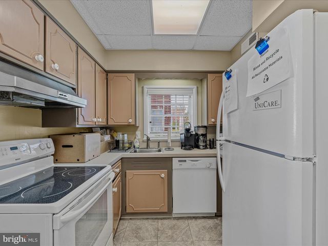 203 S GEORGE ST, Charles Town, WV 25414