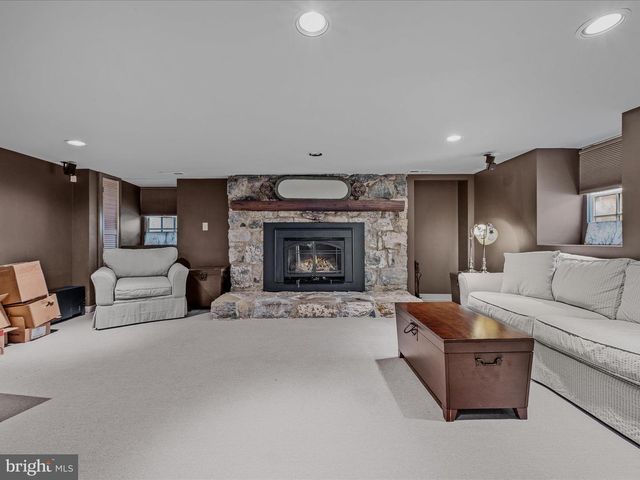 203 S GEORGE ST, Charles Town, WV 25414