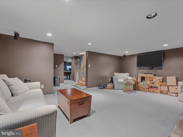 203 S GEORGE ST, Charles Town, WV 25414